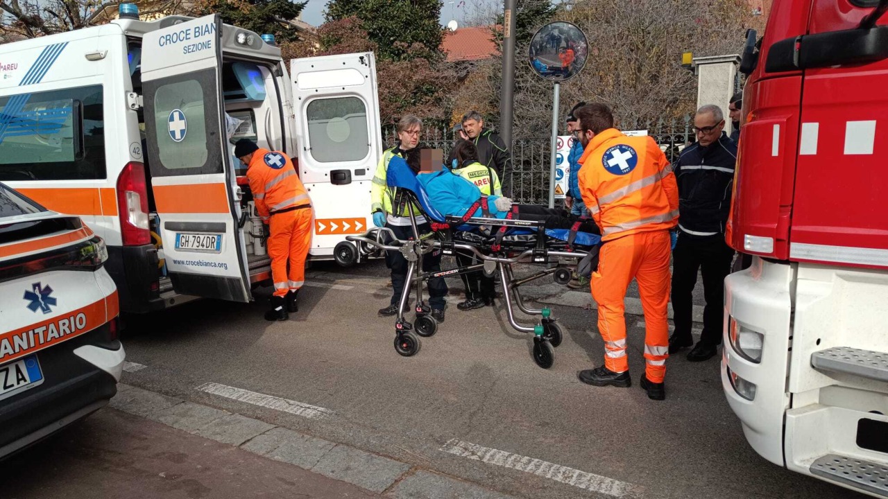 Muratore soccorso dai Vigili del fuoco: aveva il braccio incastrato tra il cestello della gru e il tetto