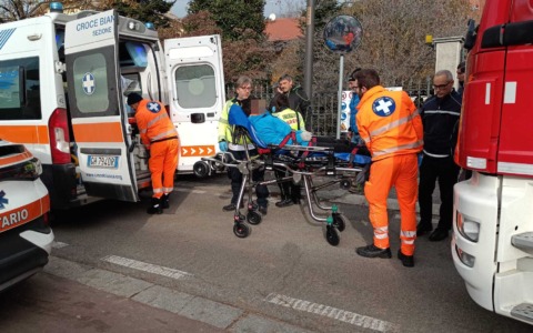 Muratore soccorso dai Vigili del fuoco: aveva il braccio incastrato tra il cestello della gru e il tetto