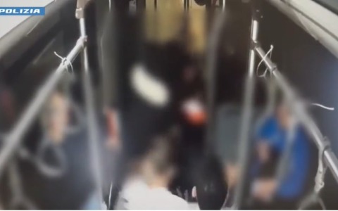 Rapina di gruppo di un monopattino sul bus: il video dell’aggressione