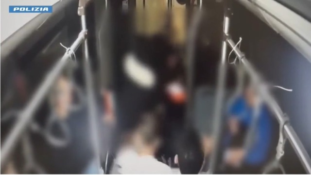 Rapina di gruppo di un monopattino sul bus: il video dell’aggressione