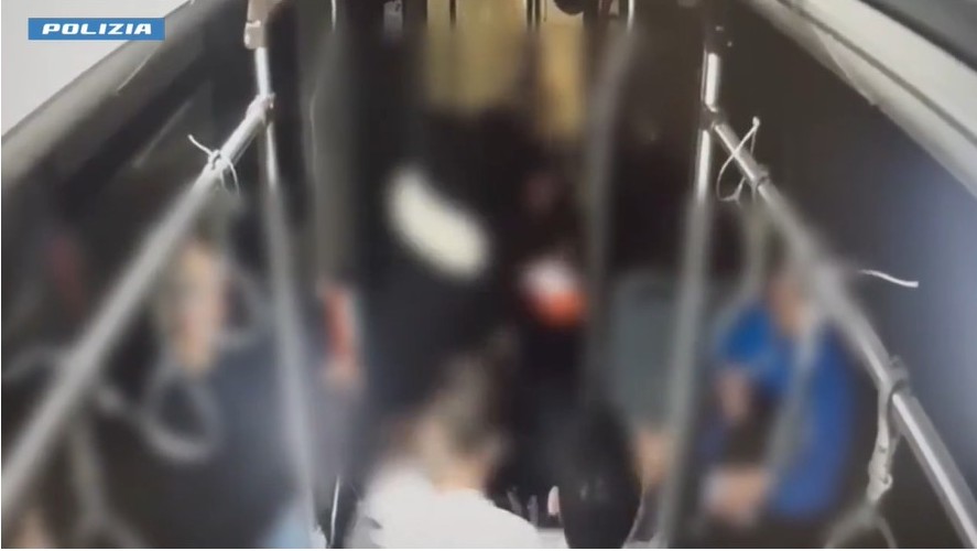 Rapina di gruppo di un monopattino sul bus: il video dell’aggressione