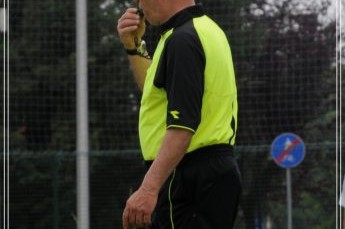 Sputare all’arbitro (già in auto) costa una multa da 50 euro