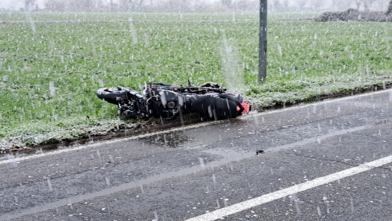 Grave incidente tra auto e moto, ambulanza e automedica in codice rosso