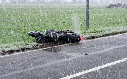 Grave incidente tra auto e moto, ambulanza e automedica in codice rosso