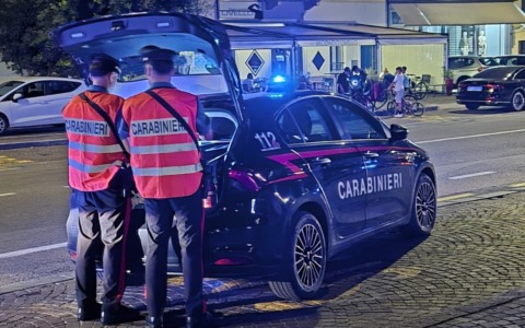Blitz antidroga: denunciato 21enne per spaccio di cocaina, segnalato il 44enne acquirente