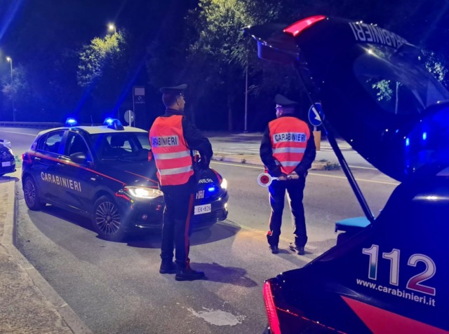 Fa tutto da solo: 43enne si ribalta in auto, soccorso nella notte