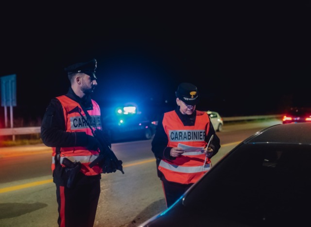 Folle inseguimento nei centri abitati e lungo la Provinciale: 25enne arrestato per resistenza e fuga pericolosa