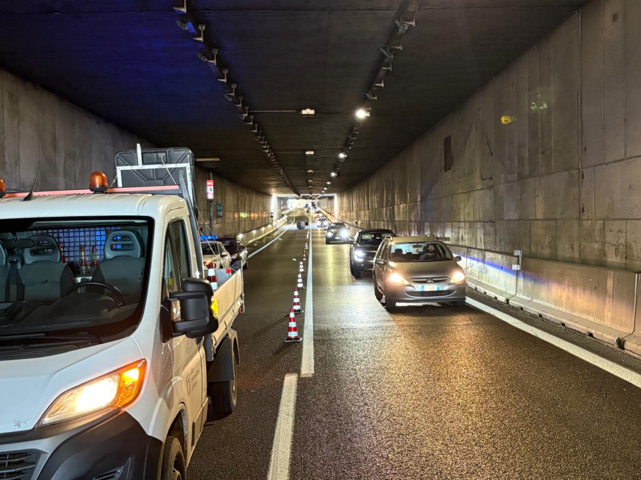 Code in Cassanese per attività di controllo del tunnel: una corsia è chiusa