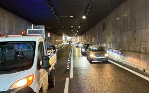 Code in Cassanese per attività di controllo del tunnel: una corsia è chiusa