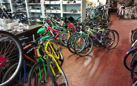 Studenti “a lezione” di sviluppo sostenibile: dagli abiti usati alla riparazione di bici e piccoli oggetti elettronici