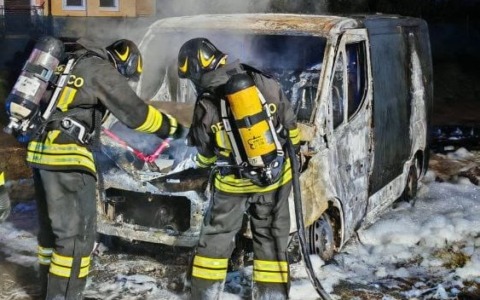 Incendio a Brugherio, furgone in fiamme