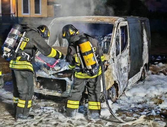 Incendio a Brugherio, furgone in fiamme