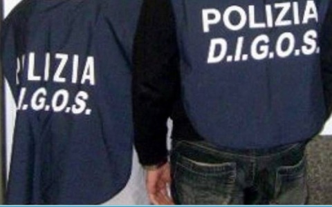 Evade e minaccia di fare un attentato: 20enne arrestato durante la diretta social