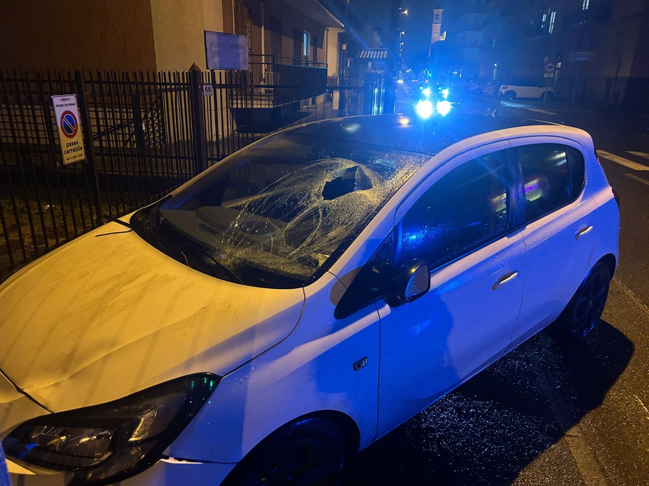 Investito mentre attraversa la strada, 19enne sfonda il parabrezza dell’auto