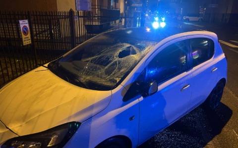 Investito mentre attraversa la strada, 19enne sfonda il parabrezza dell’auto
