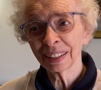 Contro la violenza, i volti di 365 donne realizzati da una donna di 92 anni