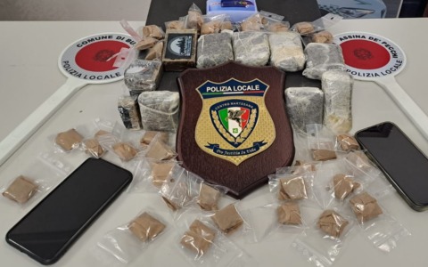 Nascondevano in auto un chilo e mezzo di droga. Inseguimento e sequestro da parte della Polizia Locale