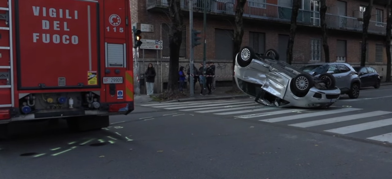 Scontro con un mezzo dei pompieri, macchina si ribalta e finisce contro un’altra auto
