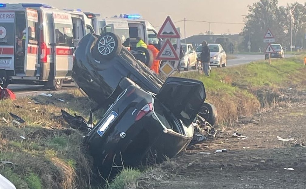 Scontro tra auto che si ribaltano dentro un fosso: a bordo anche una bimba di 3 anni