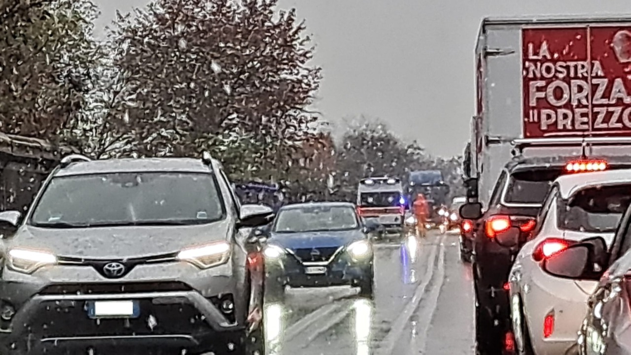 Due incidenti in contemporanea (e sotto la neve) lungo la Sp13: intervento del 118 e code
