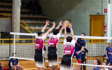I Diavoli Rosa inciampano nel finale dopo ottime rimonte: sconfitti 3 a 1 da Yaka Volley Malnate