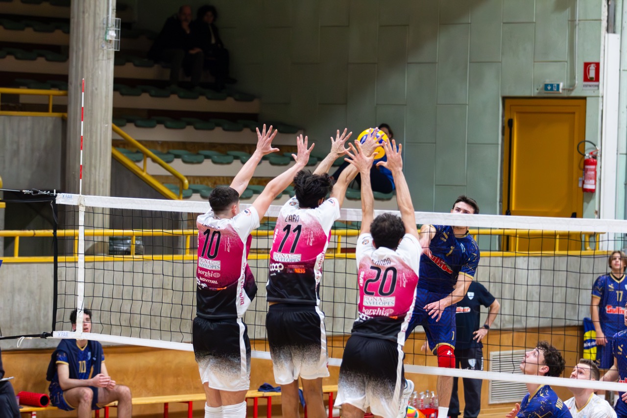 I Diavoli Rosa inciampano nel finale dopo ottime rimonte: sconfitti 3 a 1 da Yaka Volley Malnate