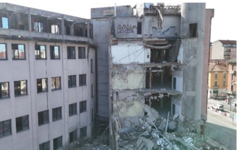 Crollo del palazzo ex Impregilo, viale Marelli resta chiuso: da demolire la parte storica del 1917