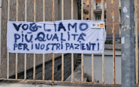 Protesta in casa di riposo: “Poco personale, precari e manca anche il sapone per i pazienti”