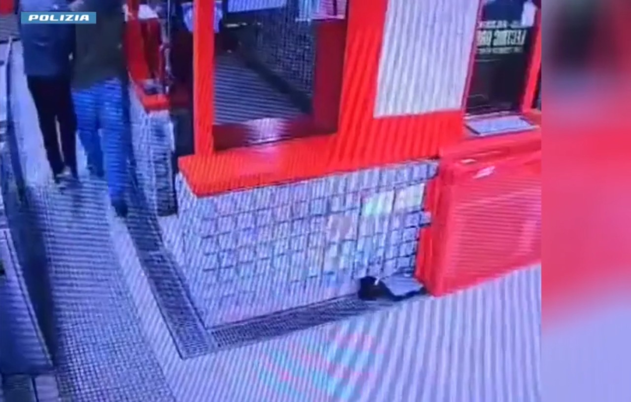 Rubava dalle tasche dei pendolari in metro: arrestato 42enne