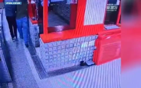 Rubava dalle tasche dei pendolari in metro: arrestato 42enne