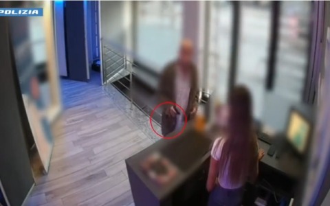 Cinque rapine in tre giorni armato di pistola: in manette l’incubo dei commercianti