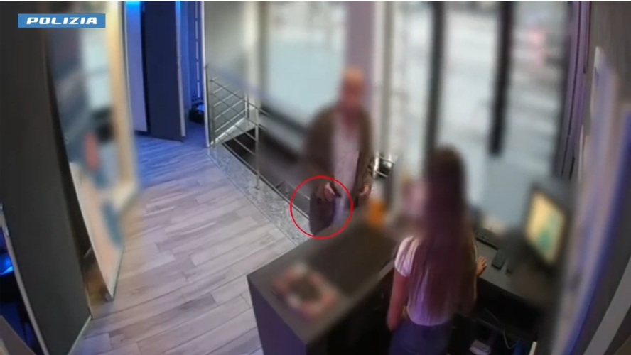 Cinque rapine in tre giorni armato di pistola: in manette l’incubo dei commercianti