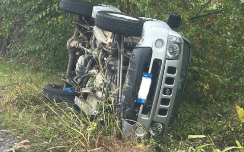 Anziano alla guida di un 4×4 si ribalta e finisce fuori strada