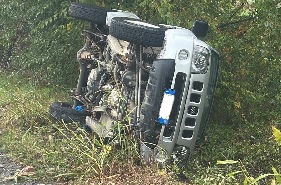 Anziano alla guida di un 4×4 si ribalta e finisce fuori strada