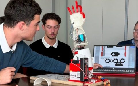 Tre giovani brillanti hanno creato il braccio robotico Rednsnapper