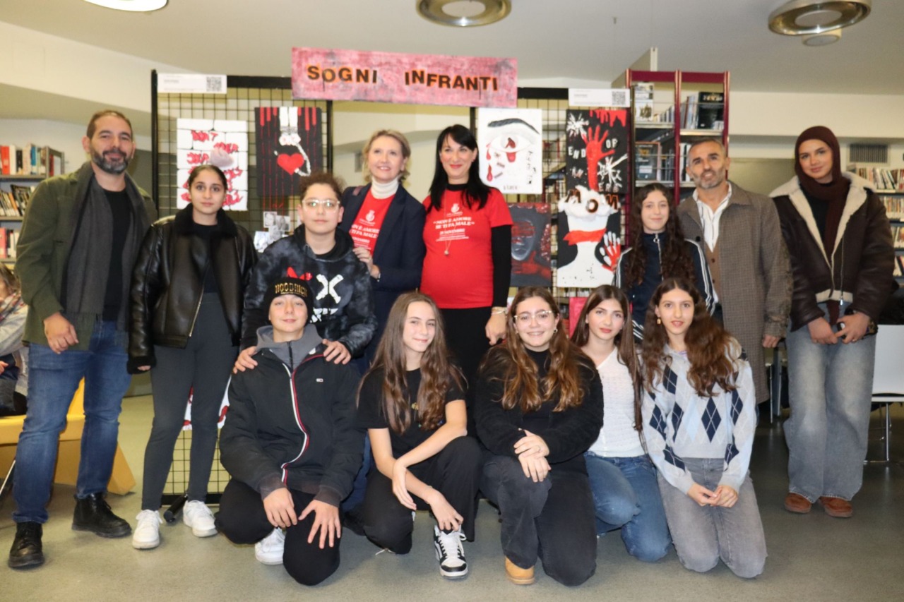 L’arte contro la violenza sulle donne: in mostra le opere di madre, figlia e dei ragazzi delle terze medie