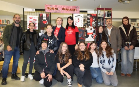 L’arte contro la violenza sulle donne: in mostra le opere di madre, figlia e dei ragazzi delle terze medie