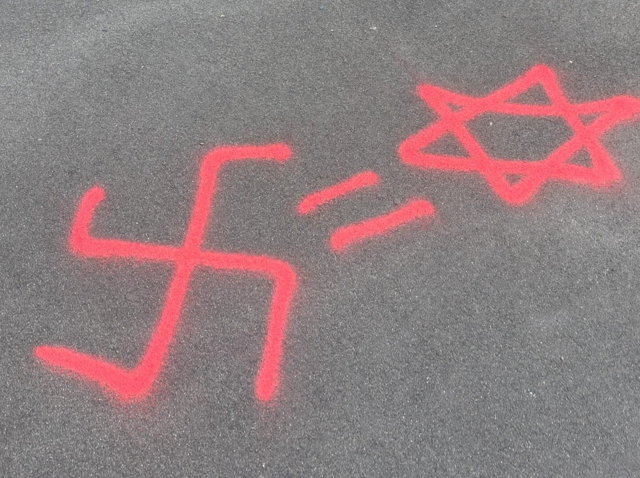 “Svastica = Stella di David” davanti a Mediaset: vandalo ProPal denunciato dai Carabinieri