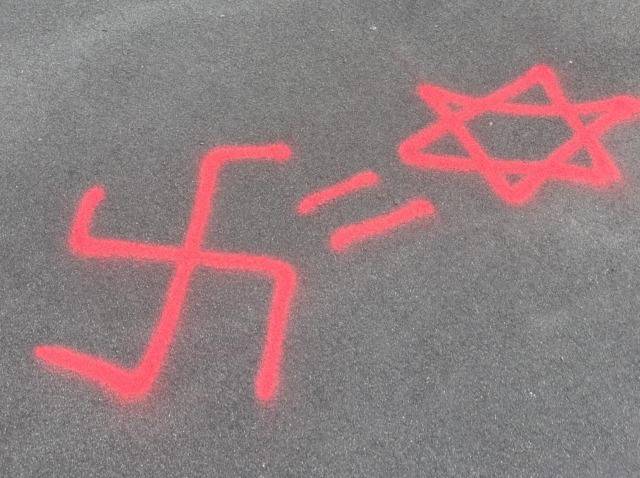 “Svastica = Stella di David” davanti a Mediaset: vandalo ProPal denunciato dai Carabinieri