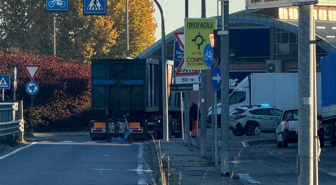 Tir in panne fermo all’incrocio, traffico in tilt tra Brugherio e Monza