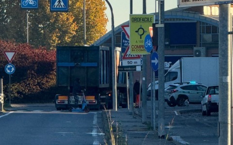 Tir in panne fermo all’incrocio, traffico in tilt tra Brugherio e Monza