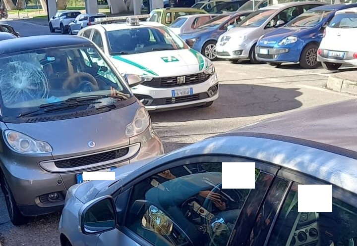 Vandalizzate con un masso in cemento le auto parcheggiate sugli stalli per disabili