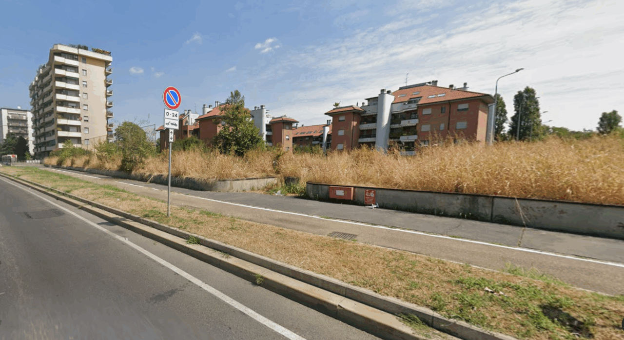 Il parchetto pieno di erbacce e rifiuti diventa privato: potrebbe trasformarsi in un parcheggio