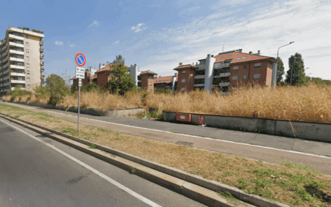 Il parchetto pieno di erbacce e rifiuti diventa privato: potrebbe trasformarsi in un parcheggio