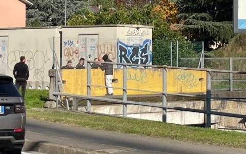 Minaccia di buttarsi dal ponte della Tangenziale Est: salvato in extremis