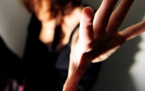 Adescava donne sui siti d’incontri, poi le narcotizzava e le violentava: arrestato un 34enne