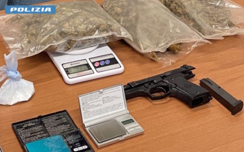 Spegne la luce fingendo di non essere in casa: arrestato spacciatore di 64 anni