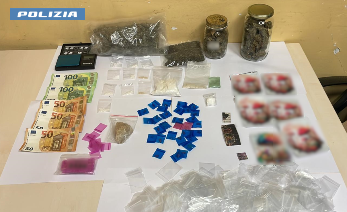 Lui con la droga, le con tirapugni e marijuana: fermata e denunciata una coppia