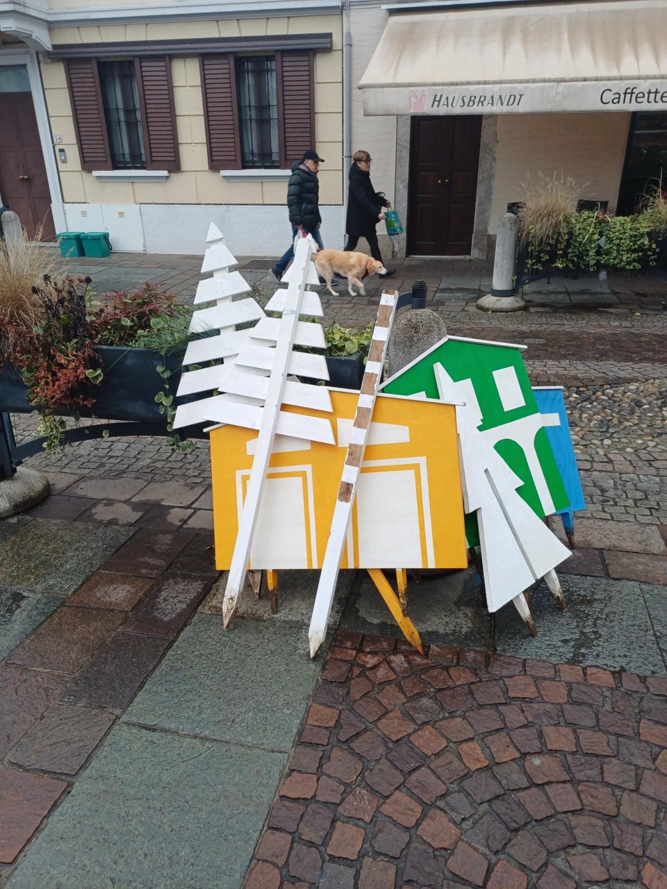 Vandalizzate le casette di Natale della Consulta sociale