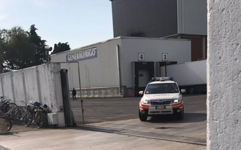 Si ferisce una gamba con il coltello durante la lavorazione della carne: automedica e ambulanza in azienda